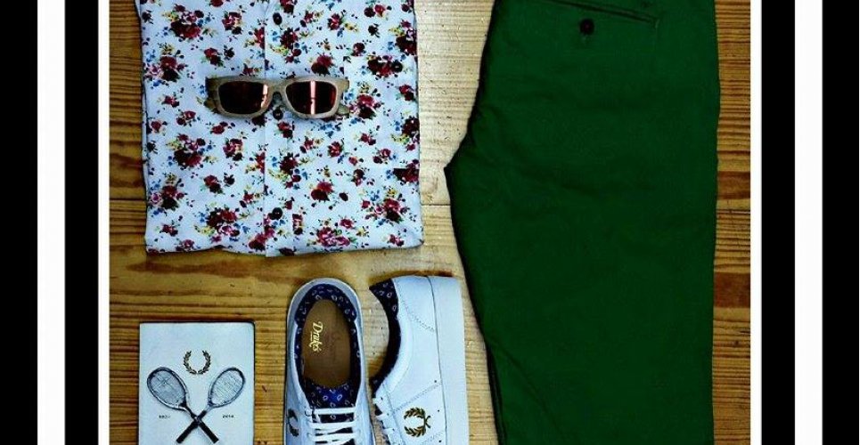 Floral print συνδυασμένο με chinos παντελόνι και Fred Perry παπούτσια